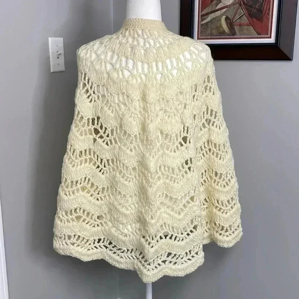 Vintage Handmade Crochet Poncho Cape Button closure One Size Off White Ivory - Picture 5 of 5